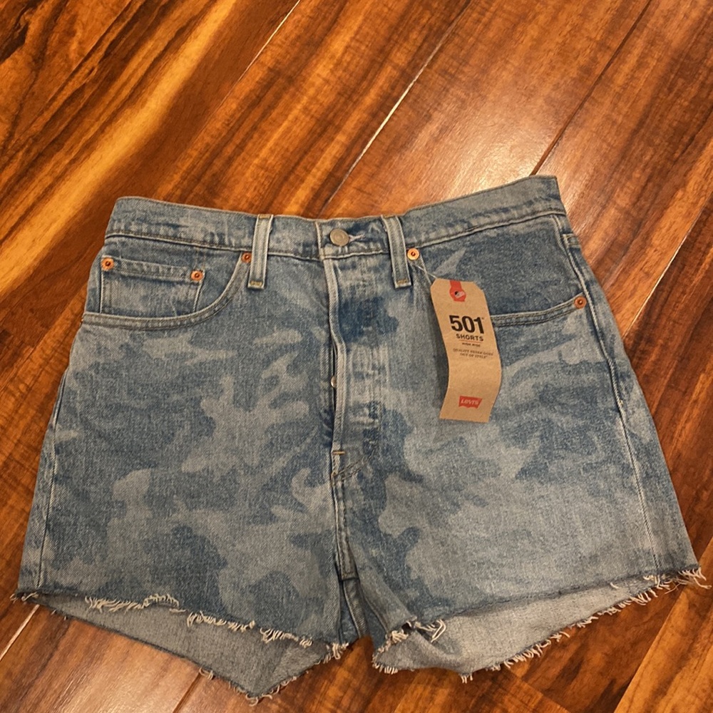 Levi’s  501 high rise shorts in camo